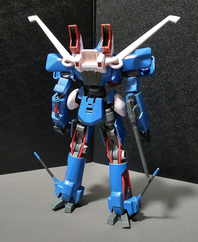 リアビュー膝裏のチューブは挿し込んであるだけですが、可動干渉はほぼ無いです。脚部の棒(スタビライザー)は角度調整出来ます。