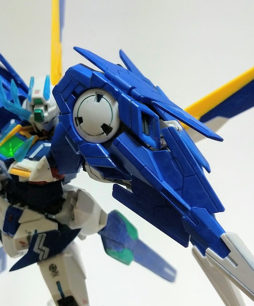 ノヴァクロスユニット本機専用兵装。GNソードビット、GNフィールド発生装置、ABCマントの複合兵装。これを装備したことにより左側に重心が寄ってしまったため、背面のマニューバウイングユニットにより姿勢制御をする。一番好きなMSのエクシアリペアを意識して制作しました。 GNソードビットやGNフィンファングを安定して制御するために右肩には大型クラビカルアンテナが装備されている。ミラージュコアディフェンサーは無くなったがビルドコアネクサスの可変時と同等のスラスタースピードを出せるようになった。マニューバウイングユニット基部にファントムライト発生装置を移植したことでネクサスの頃は可変時のみだったファントムライトをMS形態でも発動できるようになっている。