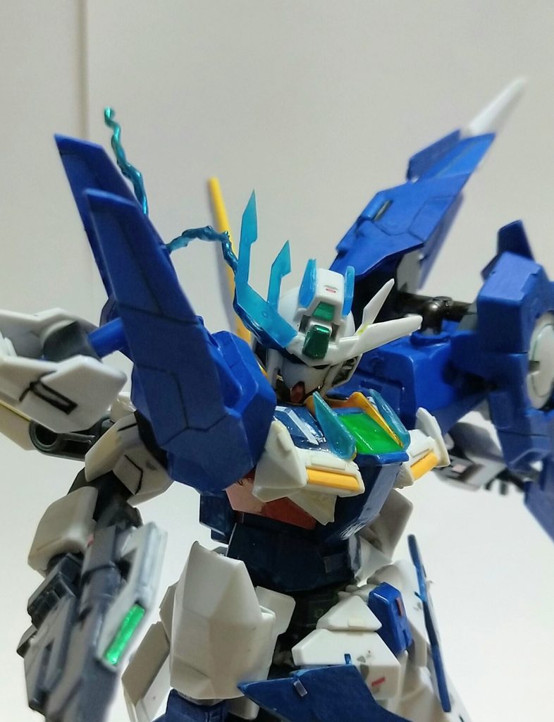 ナイトロシステムガンダムデルタカイに搭載されているものと同様のシステム。発動時には右目から眼光エフェクトが出る。同時にファントムライトを発動することによって機体性能を大幅に向上させることができるが、機体制御が格段に難しくなる。エフェクトは自作です。針金に木工用ボンドを巻き付け、乾燥後塗装しました。フレイムサーベルも針金ではなくそれっぽい形に切り出したプラ板を使って作っています。今回はアシンメトリーな機体を目指して制作しました。実はビルドコアガンダムシリーズはガンスタさんに投稿する前から改修を続けていて、今回が3回目となります。ビルドコアガンダム→ビルドコアガンダムⅡ→ビルドコアガンダムネクサス→ビルドコアガンダムノヴァと言うふうに進化してきました。最初のビルドコアガンダムができたのはRe:RISEのファーストシーズンが終わったあたりでした。まさに自分の愛機です。最後に写真を何枚か。