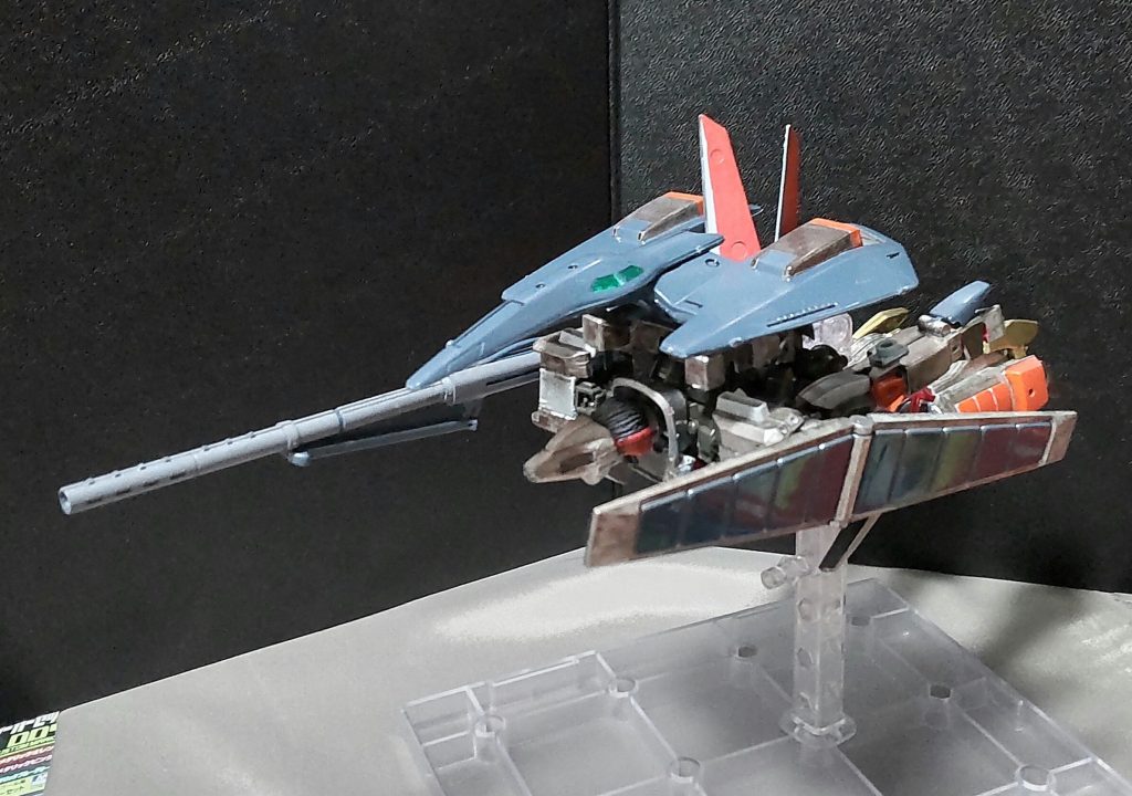 エルガイムmk2の特徴としてあるのが、変形するという事で、プローラーに変形出来るようになってます。基本足が折り曲げれればクリアなので、簡単に出来ました。