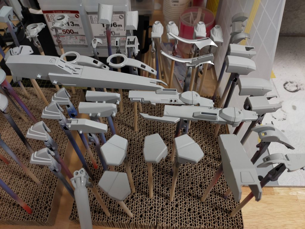 とにかくパーツが大きいのと、メインカラーのグレーのパーツが多いので、塗料は足りなくなるわ持ち手も足りなくなるわで、同じ色を３回に分けて塗装する羽目に。。今回はマスキングでの塗分けはほとんどありませんでしたが、これはこれでなかなか苦行でした（楽しかったですけども）。■カラーレシピ・フレーム：スターブライトアイアン、一部スターブライトシルバー、EXゴールド・外装ライトグレー：ニュートラルグレーI＋II・外装ダークグレー：ニュートラルグレーIII・外装レッド：プライマリーメタリックレッド・首回り：RLM04イエロー・トップコート：EXフラットクリアープレミアム