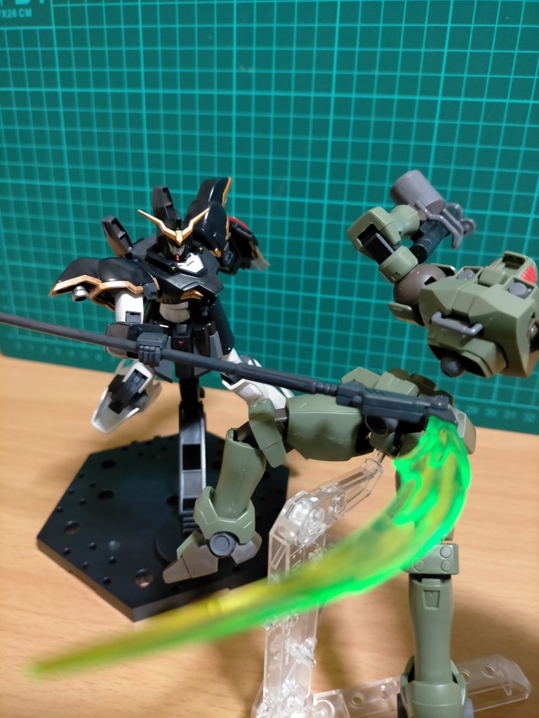 第1話風モブ兵「なんだ！？敵襲か！？？」デュオ「メインモーター破壊任務終了。　　　　　後は撤収時、斬って斬って斬りまくる！」