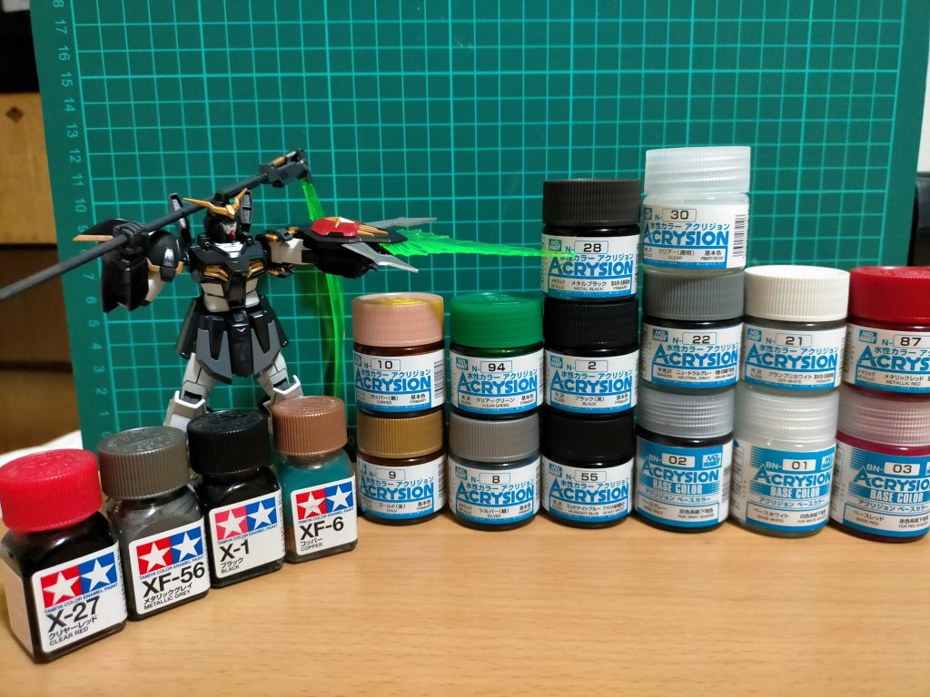 塗装レシピ　基本塗装水性アクリジョン機体白:ベース白→グランプリ白機体黒:ミッドナイトブルー機体赤:ベースレッド→メタリックレッド機体黄:ゴールド機体灰:ベース灰→ニュートラ灰→クリア関節等:ベースグレーバーニア:シルバー→内部クリアーレッドアクリジョン挿し色等カッパー、クリアーグリーン、メタリックブラックエナメル挿し色等クリアーレッド、ブラック、コッパー、メタリックグレー盆の帰省やワクチン接種等で間が空いたりしましたがやっと完成（汗）又、発売日の仕事終わりに家電屋に即行で向かいましたが、ガンダム確認出来ませんでした（笑）再販まで諦めてましたが、先輩の車で日常品を買いに連れてってもらったスーパーで発見し、手に取る速さを笑われた思い出の機体です。肩内バーニア周りや膝関節の可動がちょっと特殊なキットでした。ステルス系の機体と言う事でちょっと淡い感じのグランプリホワイトを試して見ましたが、中々良い色に落ち着いたのと、半光沢のニュートラルグレー→クリアーをする事でいい感じにトーンダウン出来たのが良かったです。外装をブラックで塗装するか迷ってましたが、初使用のミッドナイトブルーもかなり好みの色合いだったので、今後も使いたいですね。反省点としては、工作技術が上達しない事ですね（笑）バスターシールドの刃のシャープ化に手をつけましたが、ガタガタだったり、アンテナもまだまだ削り足りません！前掛け、膝アーマー、アンクルガードもヤスってみましたがもっとピンピンにしたいですよね！と上げだしたら切りが無いですが、やらなければ上達もクソも無いんで、ぼちぼちですがトライ有るのみですね。流れ的に察した方もいると思いますが、「一人ガンダム5機確認」中、ガンダム４機確認(｀･ω･´)ゞBANDAIさんからHGACシェンロンガンダムのロールアウト待ちですね（笑）やはりガンダムの入りがTV版Wだったので５機は揃えたいッス( ･`д･´)今回も最後までご覧頂き感謝です。8+1/2021