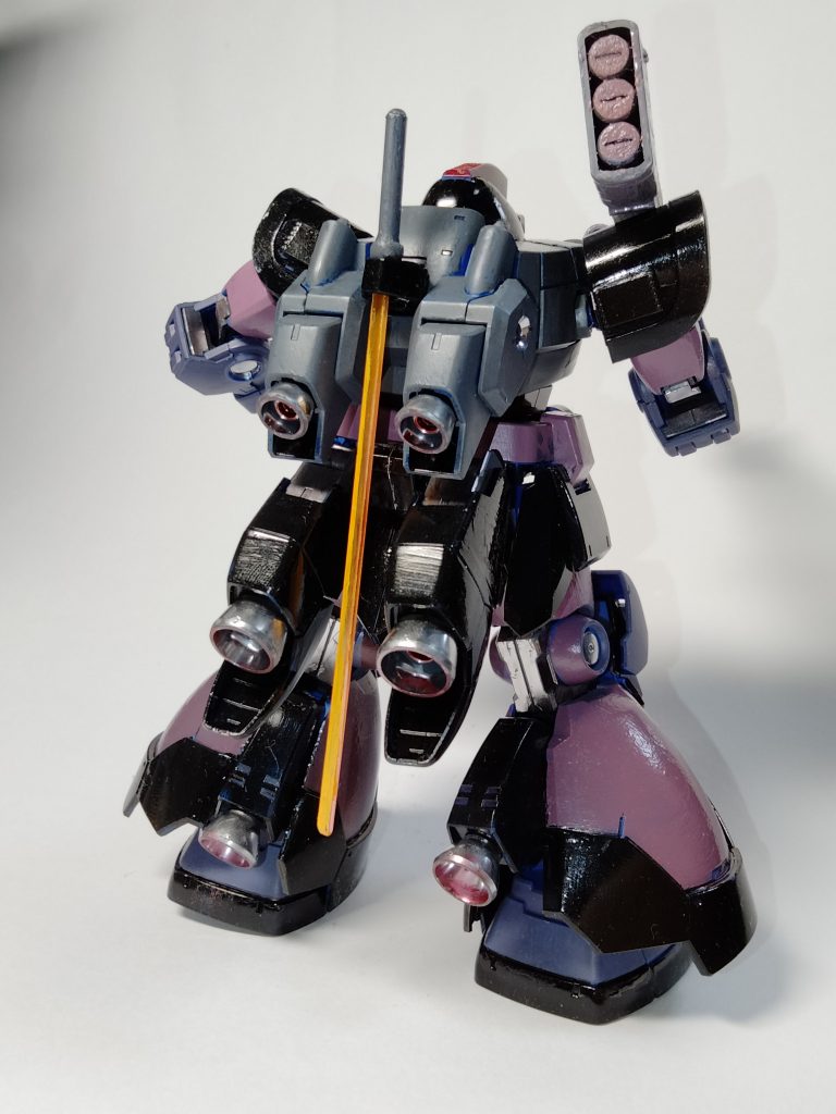 スラスター部分はそのままにしました。正面からは普通のドムに見えるので(笑)ヒートサーベルはランナーで作成して、刃部分はクリアランナーをガンダムマーカーの黄色でベタ塗りにならないよう気をつけました。