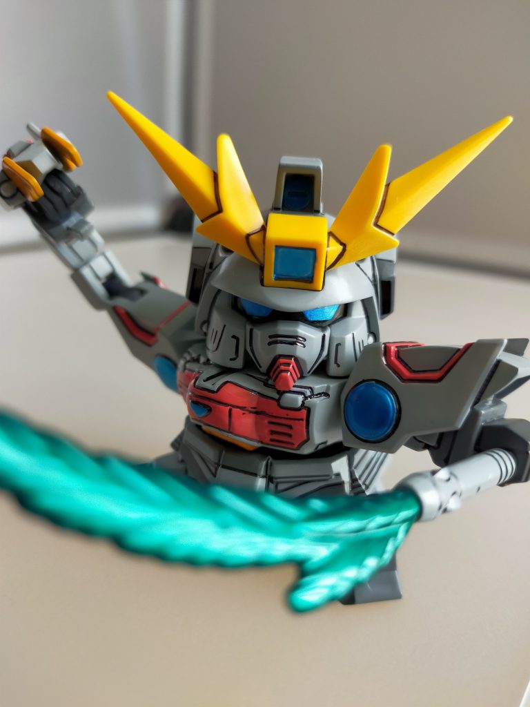 頭ー目をプラバンで大きく作製。後はめ加工腕ー右腕ロール軸の追加。武装ーせんビーム刃は真鍮線で接続。取り外して背中に取り付けできます。　新水性ホビーカラーAQUEOUS筆塗りとマッキー極細でのスミ入れです。ブルーはガンダムマーカーメタブルーです。