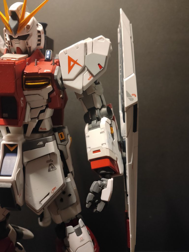 実は…この写真の撮影の途中でバズーカとフィンファンネルが落下してしまいました泣ですので写真には写っておりません。また、モノアイ電池が切れており光らせることが出来ませんでした泣