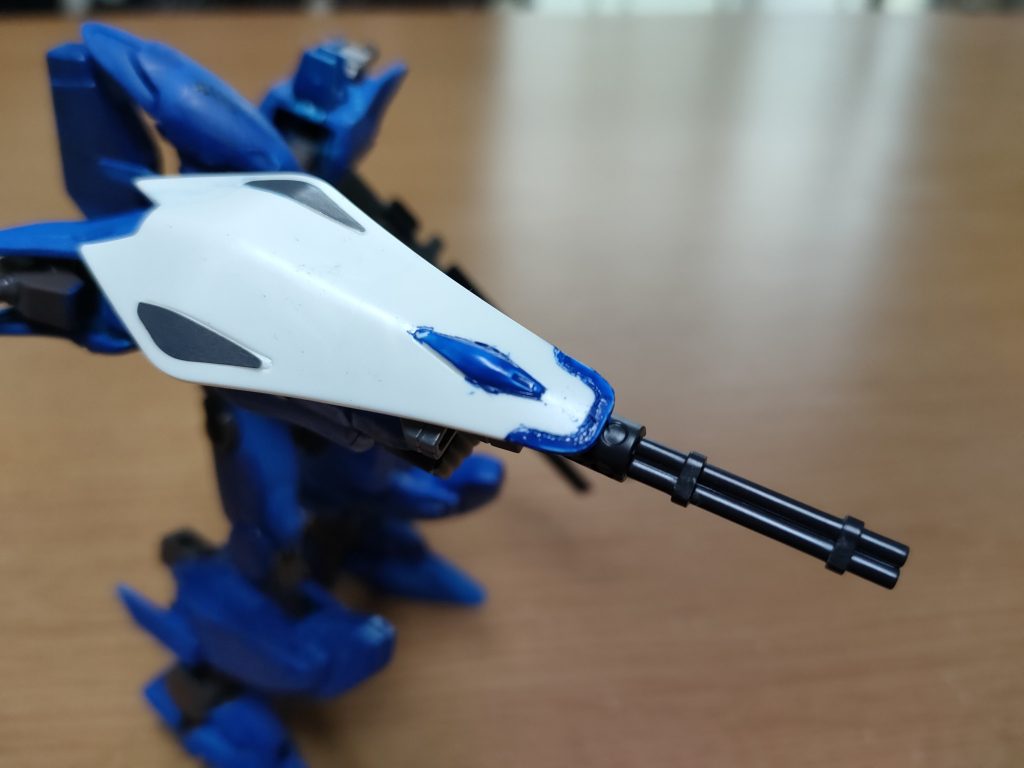 右バルカン砲。シグーの攻盾を青く塗って仕様。本来肩部に懸架するが、上手く出来ず、ティエレンの腕部を使い、グノーシスモデルみたく前腕に装備。