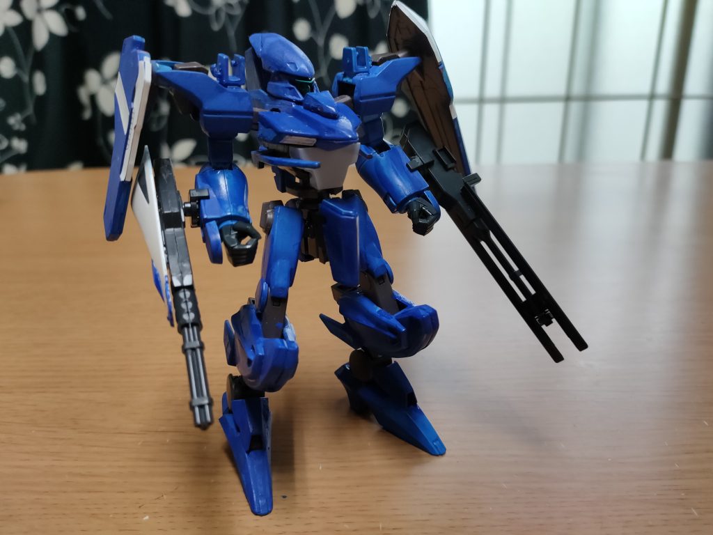 再現度高い状態。肩部に盾を兼ねた畳み翼と武装を提げてるが、ドライの盾そのまま仕様。武装とフライトユニットを肩部に集中させるの荷重耐えられない。