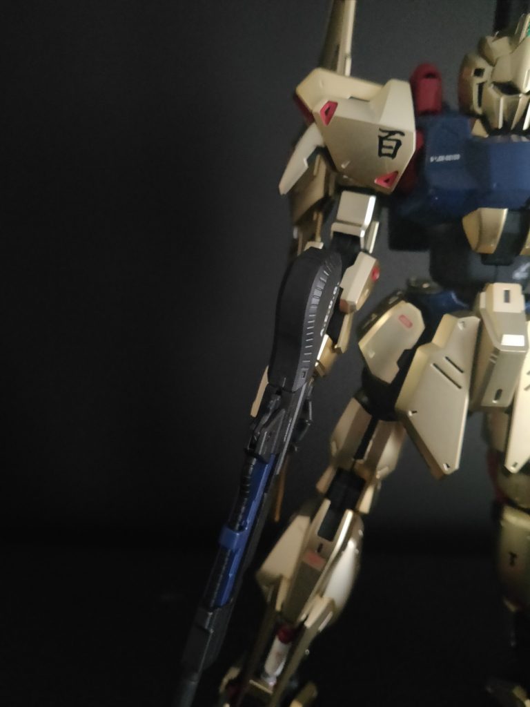 両太ももの中央部分の金メッキパーツはニッパーで切り取った後、塗装しました。