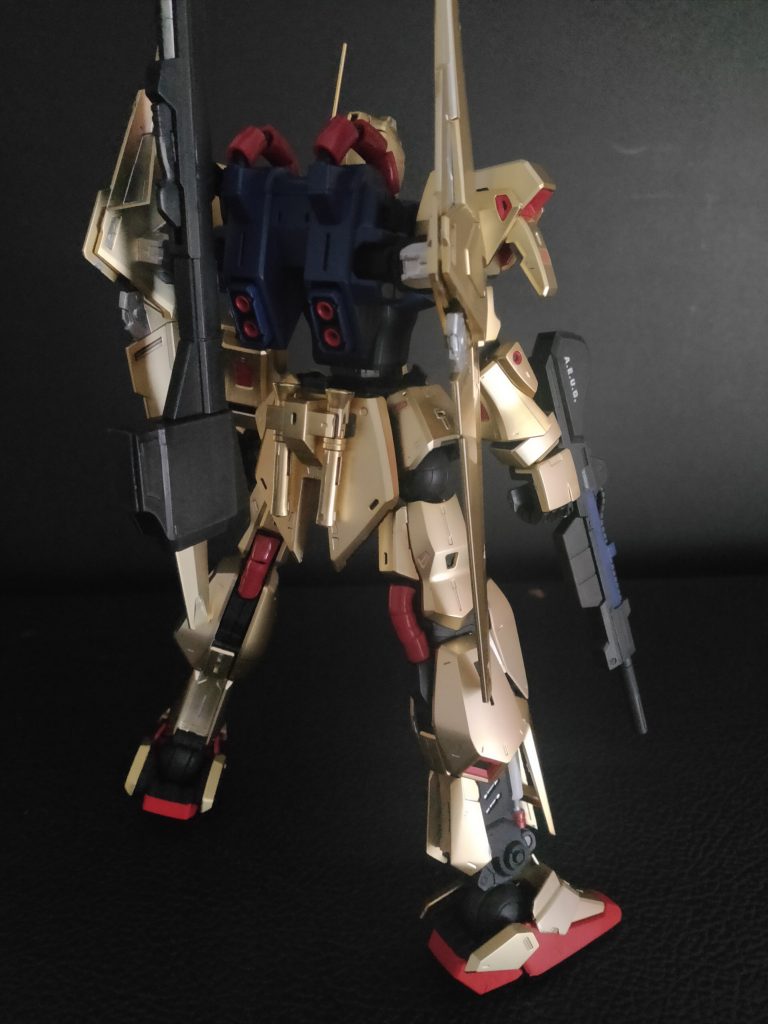 バックパックの動力パイプと、膝裏パイプに絶縁キャップを取り付けました。