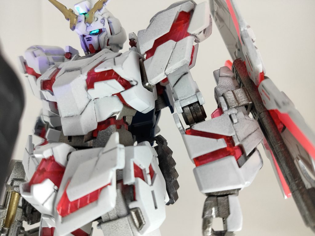 塗装順としてクリアパーツとポリキャップ以外をサフ→黒から外装を白、フレームをチタンシルバー、角と膝裏とライフルの1部を4ARTISTMarker、バーニアをガンマカメッキシルバーに塗りましたまたクリアパーツはアクリジョン蛍光レッドでランナー塗装しカメラをガイアノーツの蛍光ブルーグリーンで筆塗り。最後に墨入れ→トップコート