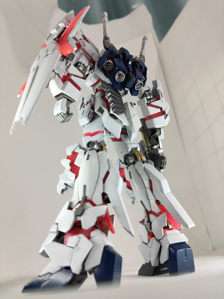 塗装は装甲とフレームをラッカークリアパーツとカメラをアクリルの蛍光バーニアはガンダムマーカーのメッキシルバーを使用しました