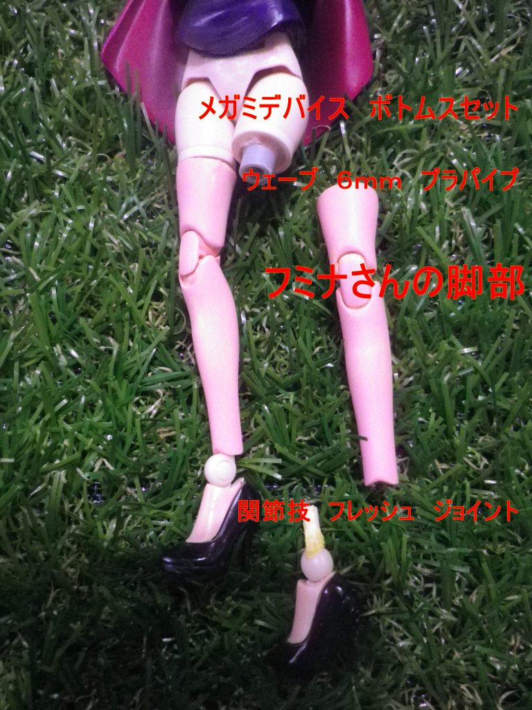 メガミデバイスのボトムセットが納められるように？彫刻刀の丸刀とリューターでクリアランスを確保しています。