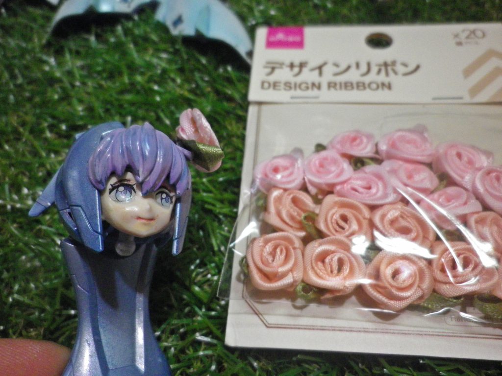 頭部にもチョット？物足りなさを感じたので百均アイテムのデザインリボンをポン付けです（笑）