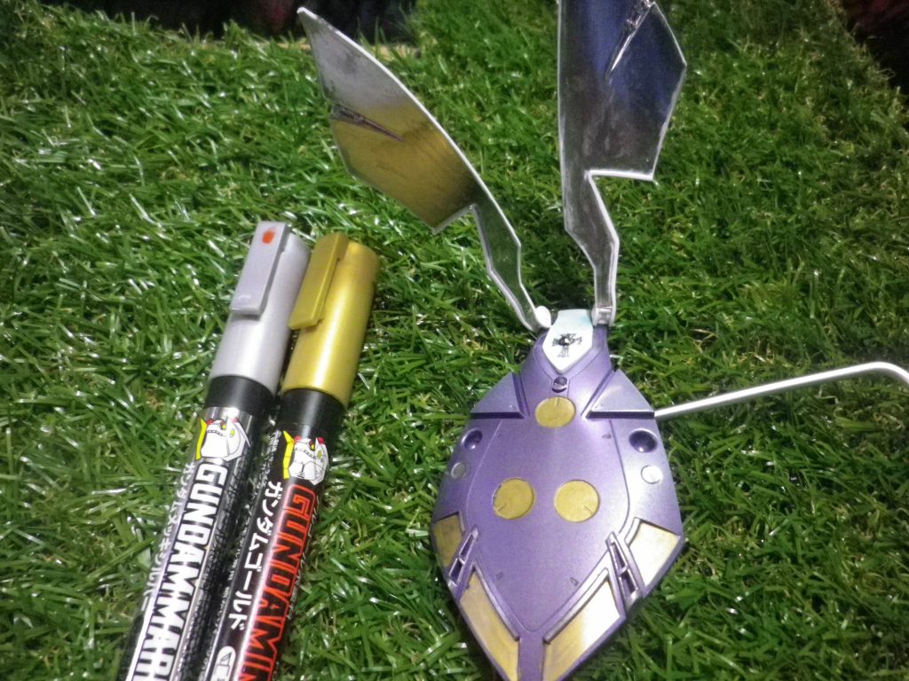 外ロケ前提工作なので部分塗装には光の反射も加味してガンダムマーカーのメッキシルバーで部分塗装！ゴールド系も同じクオリティで販売されると良いのですが・…（笑）