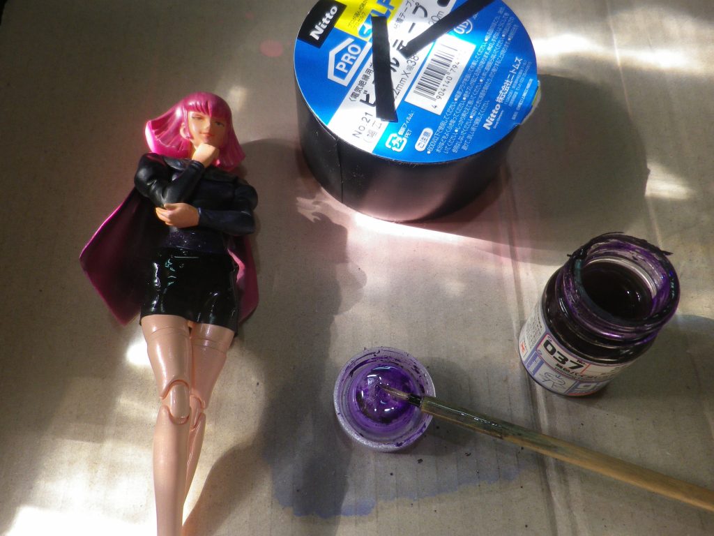 ＡパーツとＢパーツのジョイント部分は幅広黒ビニールテープで製作　色合いもガイアの純色バイオレットとクリアーパープルで塗装して色合いを合わせています。