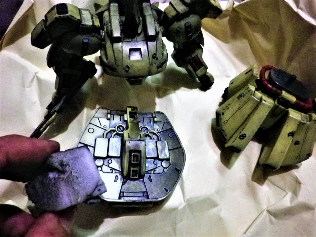 基本色塗装&スモークグレーでシャドー吹き後に クレオスのウェザリングカラーのマルチブラックで筆塗り 乾燥後にメラニンスポンジで磨きこみます。作業終了後に塗装面保持の為にスーパークリアーつや消しを吹き付け その上にグラウンドブラウン、スティンブラウンも同じ作業を重ねることで色合いの深みを構築します。