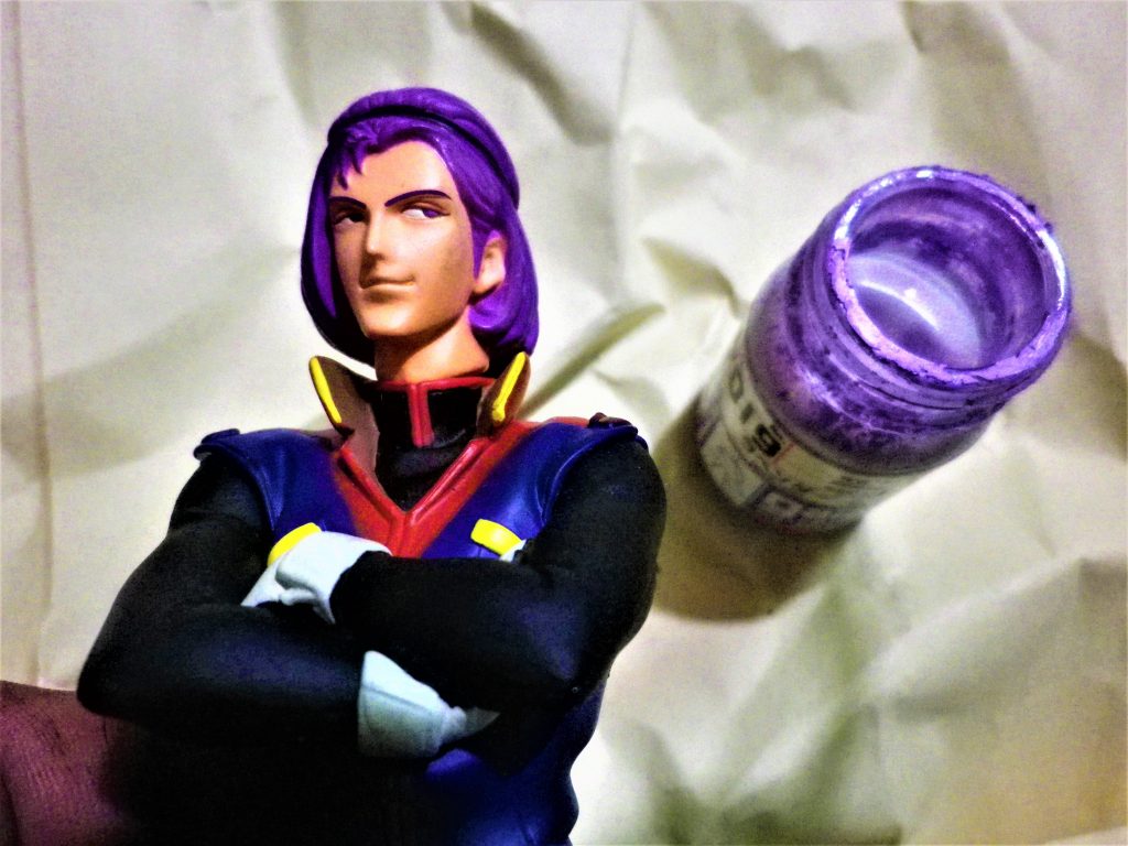 ハロカプのシロッコさんのリペイント今回は頭部のリペイントにポイントを絞って説明します。髪の毛のパープル系下地はパープル+ホワイト少々、中間色をガイアのラベンダー、ハイライトは密閉量の強いアルティメットホワイトをブレンディングでなじませます。