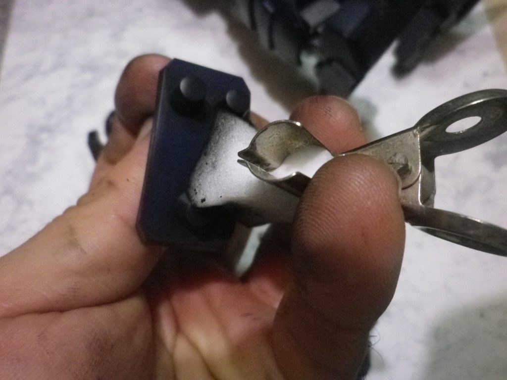 メラニンスポンジがちぎれない様に目玉クリップでつまんで研磨しています。