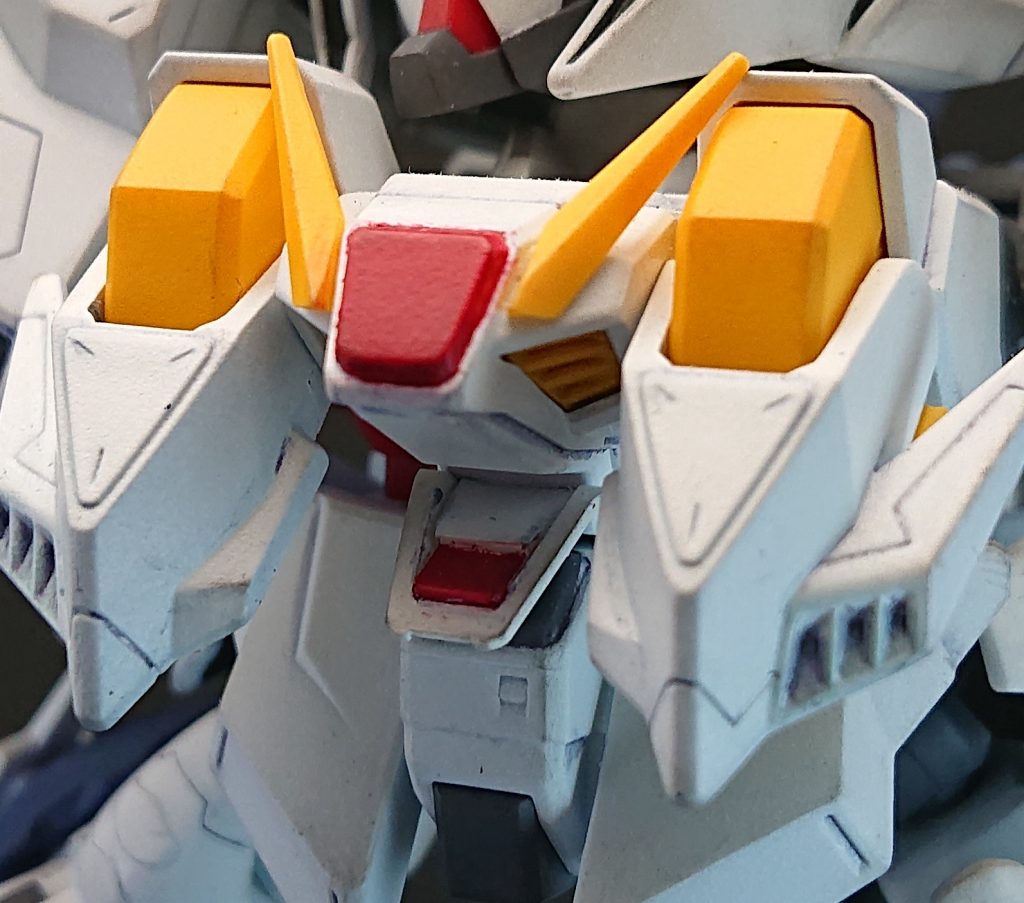 アンテナや下腹部の出っ張りはジャンクパーツでそれっぽく