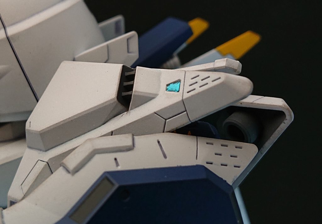 ライフルスコープやミノフスキーフライトのセンサーは百均のラピーの上から透明レジンを流し込みました。