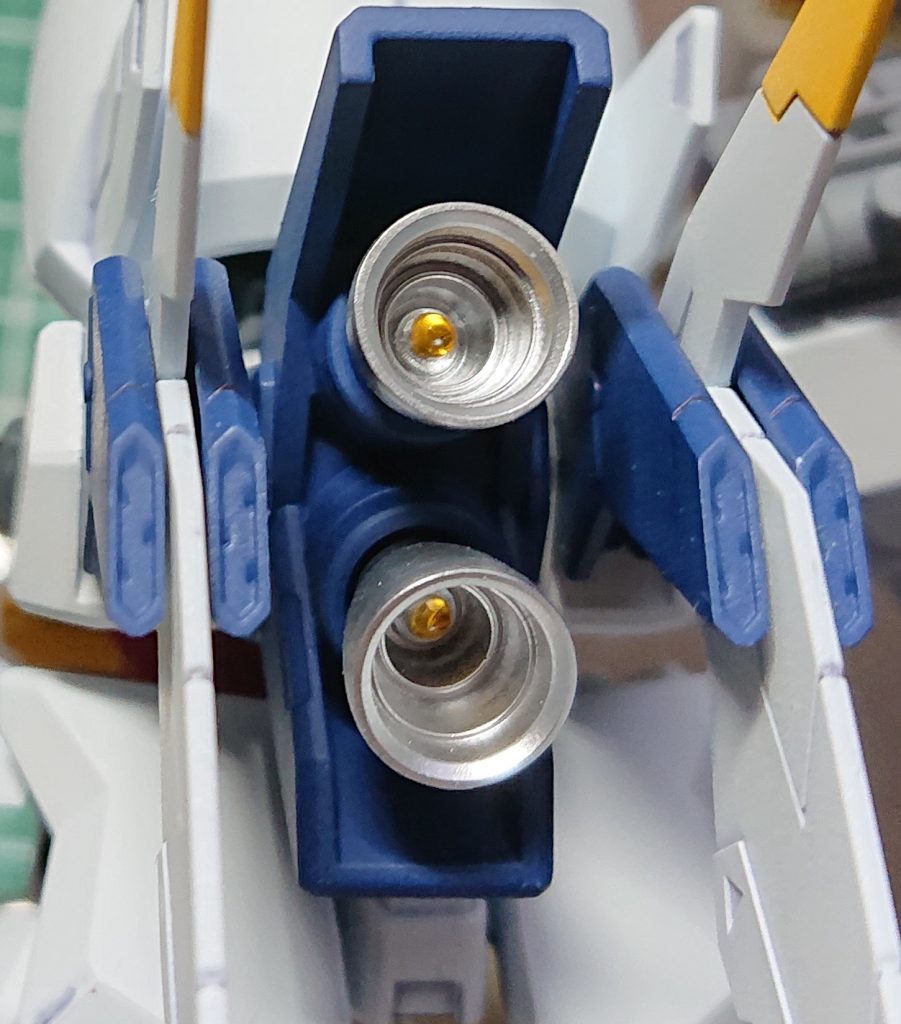 バーニアはジャンクパーツに置き換えて、中にラインストーンを仕込みました