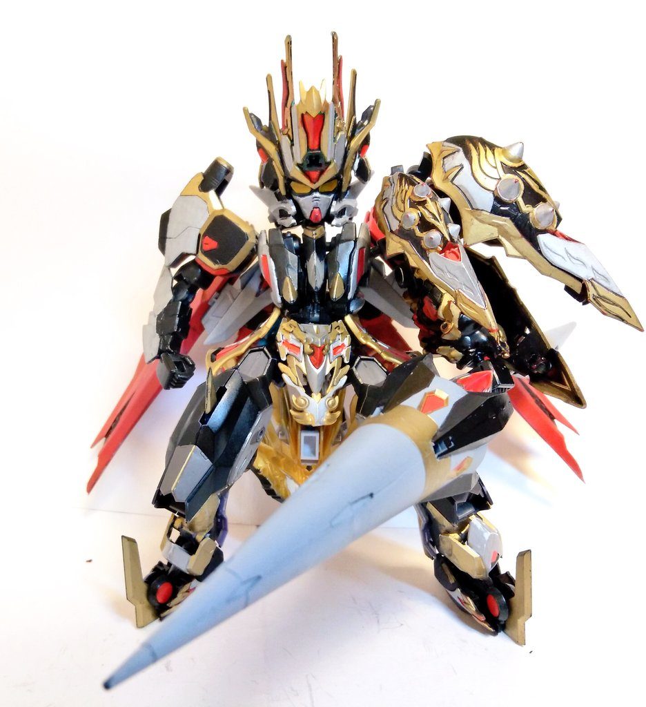 ロンゴミアントッッッッ！！！！！完成！その名も「ストレイトハルク・ロンゴミアント」！　ちょっと長いです。バチバチに左右非対称のシルエットでして、マントや王冠をつけた騎士を意識して作りました。