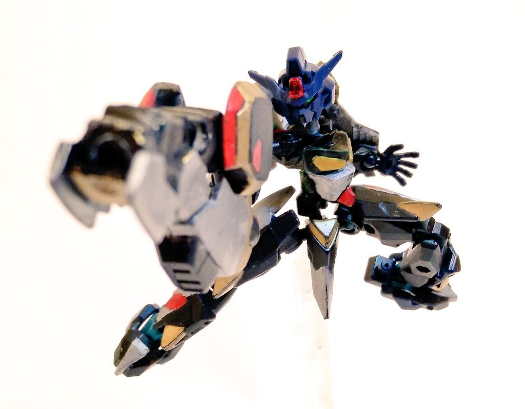 まずはコアとなる「ガンハルク」から。GUN　-　Head & Arm Linking Core　という意味合いです。コアガンダムより一回り小さいですが、ポージングもしっかりやれます。