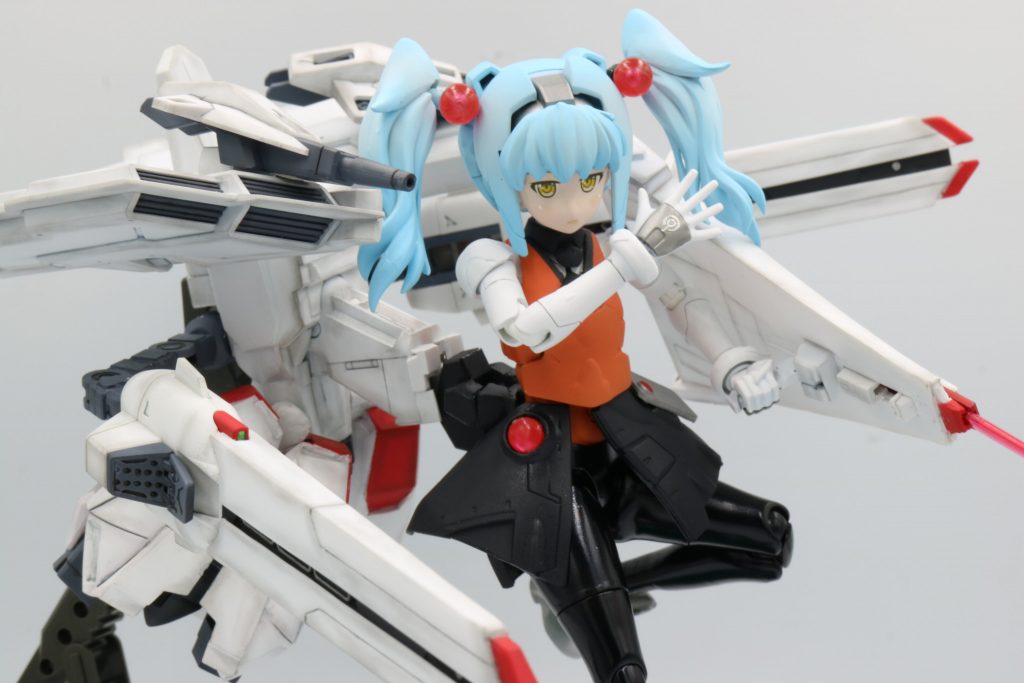 ビルドナデシコは変形合体機構を有しており、ルリと合体する事が可能。合体後はナデシコに搭載されたツインドライブから供給される大量のGN粒子を使用し、さらに広範囲・強力なハッキングが可能となる。また、艦橋は複合兵装防盾となり、物理防御、対ビームコート以外にも先端からビームサーベルを展開する運用が可能。GNフィールドと併用する事でルリ本体を守る。