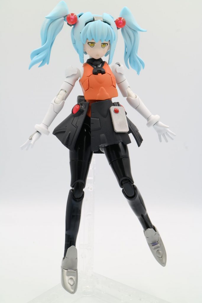 顔はサラのものをパテで一度埋めてから削りなおし、フレームアームズガール用の瞳デカールを貼って大幅にイメージを変えてみました。また、写真では比較ができないのですが、サラそのままだとサイズが結構大きかったので、足などを一度切断して削り、再接着する形で身長を7mmほど縮めています。髪の色はイラストによって紫系か青系があるようなのですが、今回は青系をセレクト。