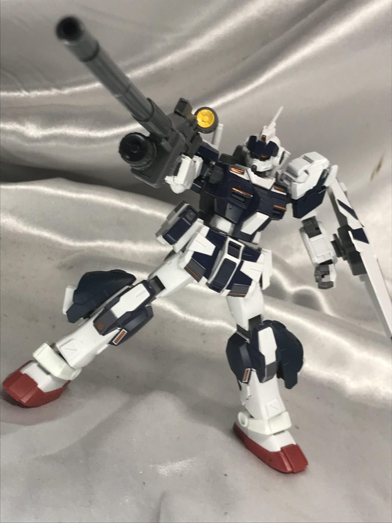 片手でぶっ放す。銃身はオリジンガンダムのライフル、これを芯にロングバレルなどに換装してそれっぽくしました。肩のパーツはナミさんに使ってしまったので、ユニコーンのものを色を変えて移植しています。