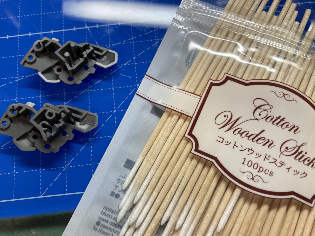 装甲裏は水性ホビーカラーを吹いてから、マジックリンをしみ込ませたこれでふき取っています。