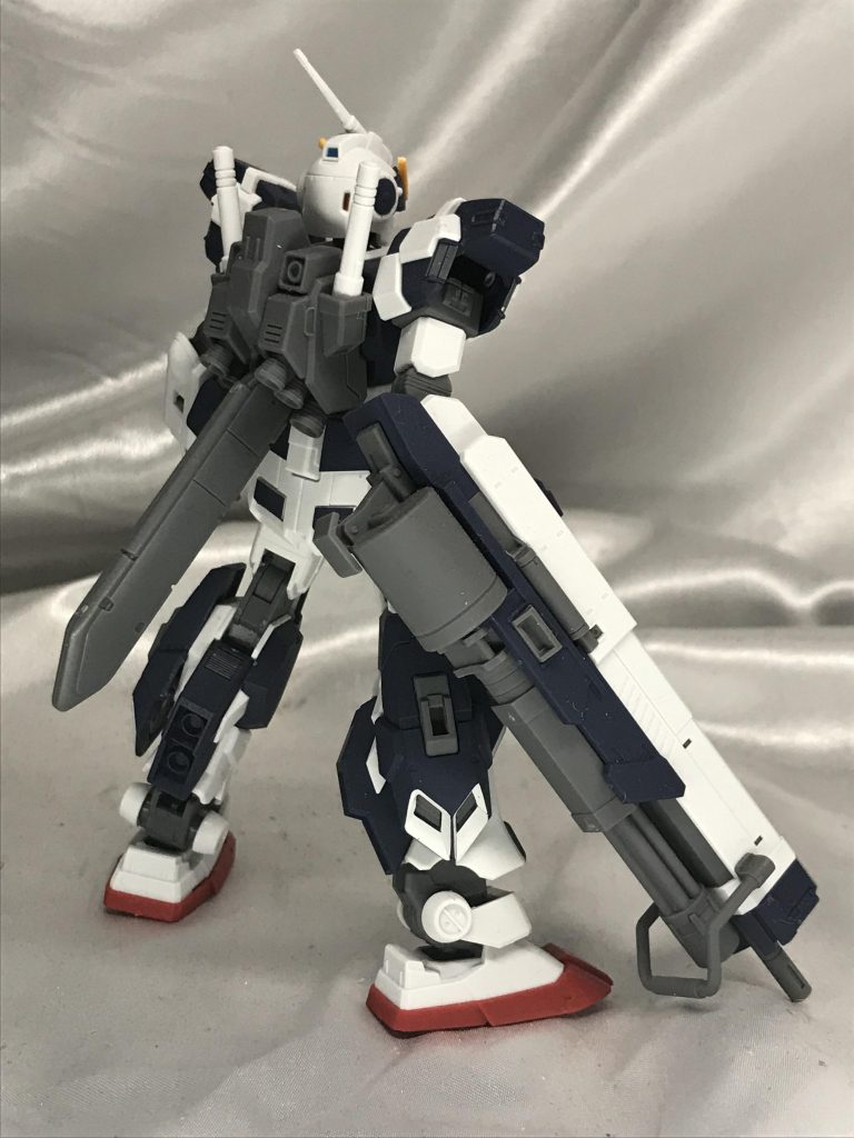 背面。これぞガンダムというバックパックです。この長大な複合ウェポン最高にかっこいいですね。足のつくりも今までのHGUC系と違って可動が優秀です。