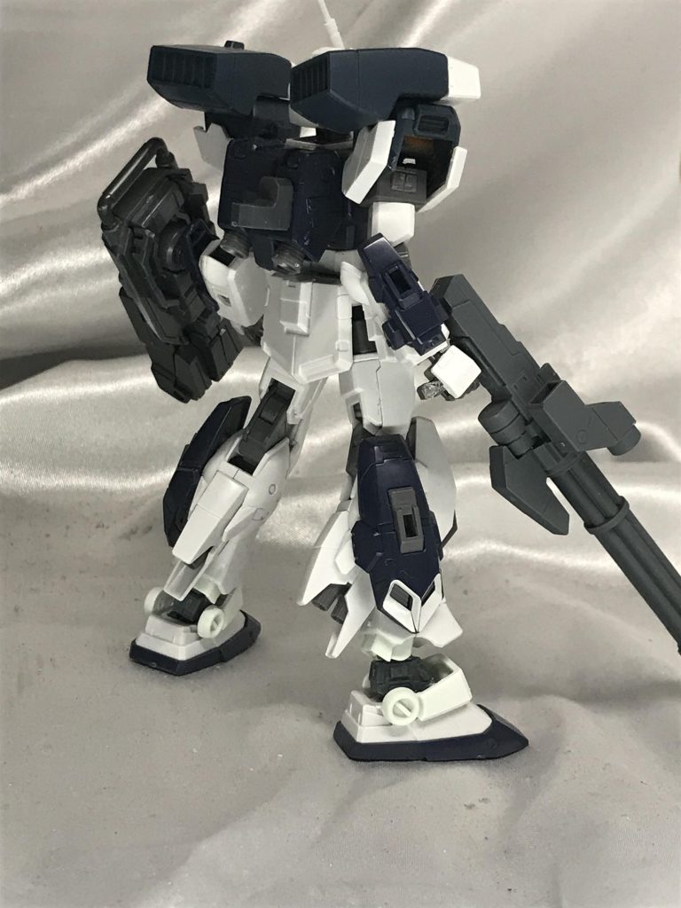 実は足首はRX78のガンダムのものを移植しています。肩はユニコーンガンダムのものにミサイルポッドをつけています。