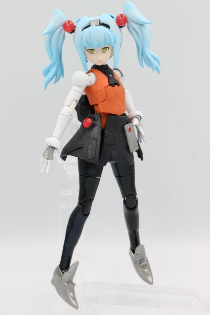 【ここから普通に】モチーフのルリルリは生足ですが、肌色にしてしまうとMSモード時の違和感がやばそうだったので、[ELダイバー/モビルドール]であることを優先するためにタイツを履いているようなデザインに変更しています。プリズムブルーブラックで塗装して光沢トップコートを吹いてあるので、写真のように、ほのかな青みを帯びた光沢が出るようになっています。スカートが黒かったので、アクセントを利かせるためにこの塗装にしてみました('ω')靴底もハイヒール部分をパテで埋めて普段履きの靴くらいに修正してます。