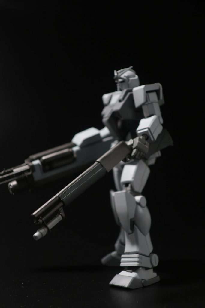 ショットガンは対MS装備です。ジムスナイパーのライフルをベースにM1100 風に仕上げています。近接戦闘用のビームサーベルを先端に取り付けていますが、チャージ不能なので1回使いきりです。