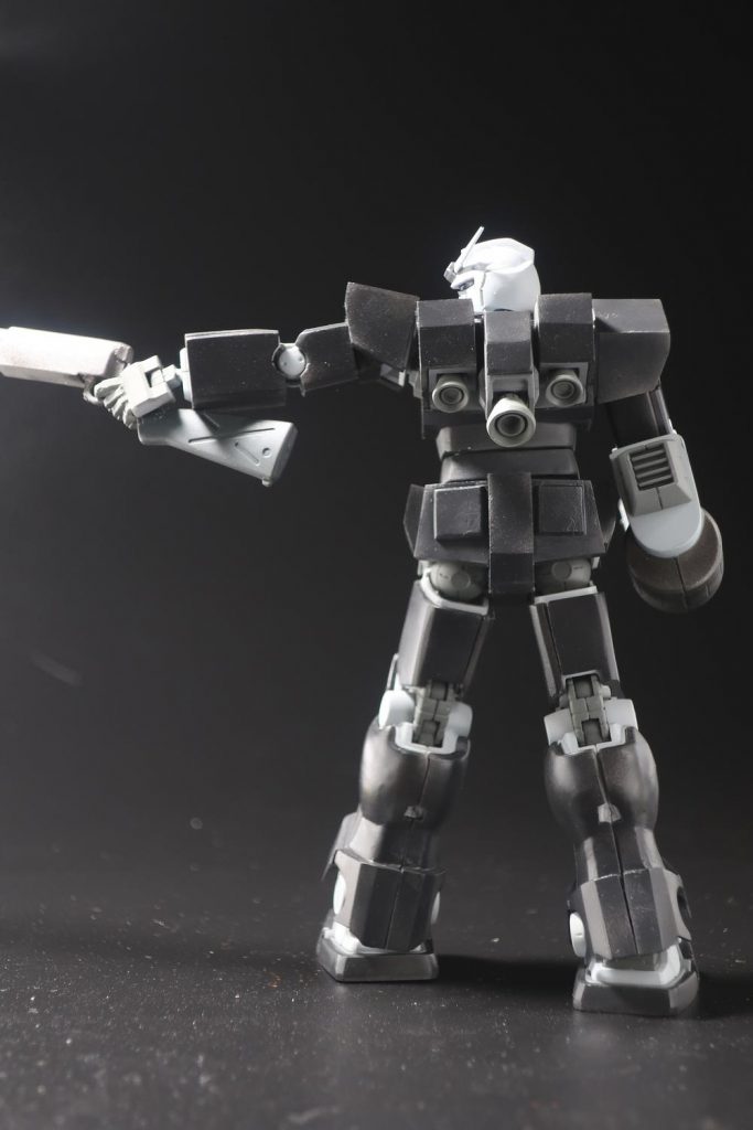 どんな重装甲でもビーム兵器の前には無力。それがガンダムワールド…。しかし、ジオン残党は貧乏なのでビーム兵器は装備できません。したがって、増加装甲は極めて有効なのです。たぶん。それどころか、肩のビームキャノンは強力すぎて周辺にダメージを与えかねないので撤去しています。