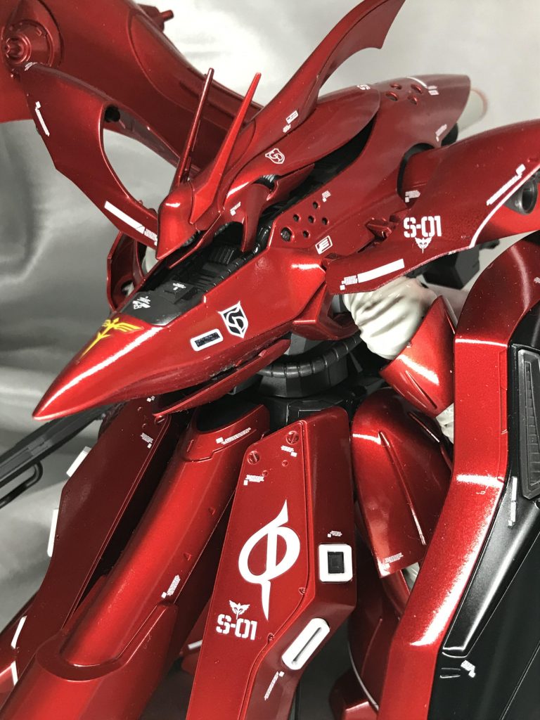 黒サフ→シルバーリーフ→ピュアメタリックレッド→クリヤーレッド。の四層構造。一応クリアコートもしてるから5層ですな。