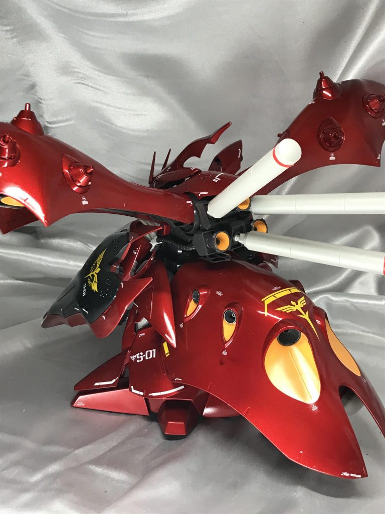 クソデカ面積背部。デカールはMGサザビーVerKaのものを使用しています。赤部分以外は全くいじっていないので成形色です。