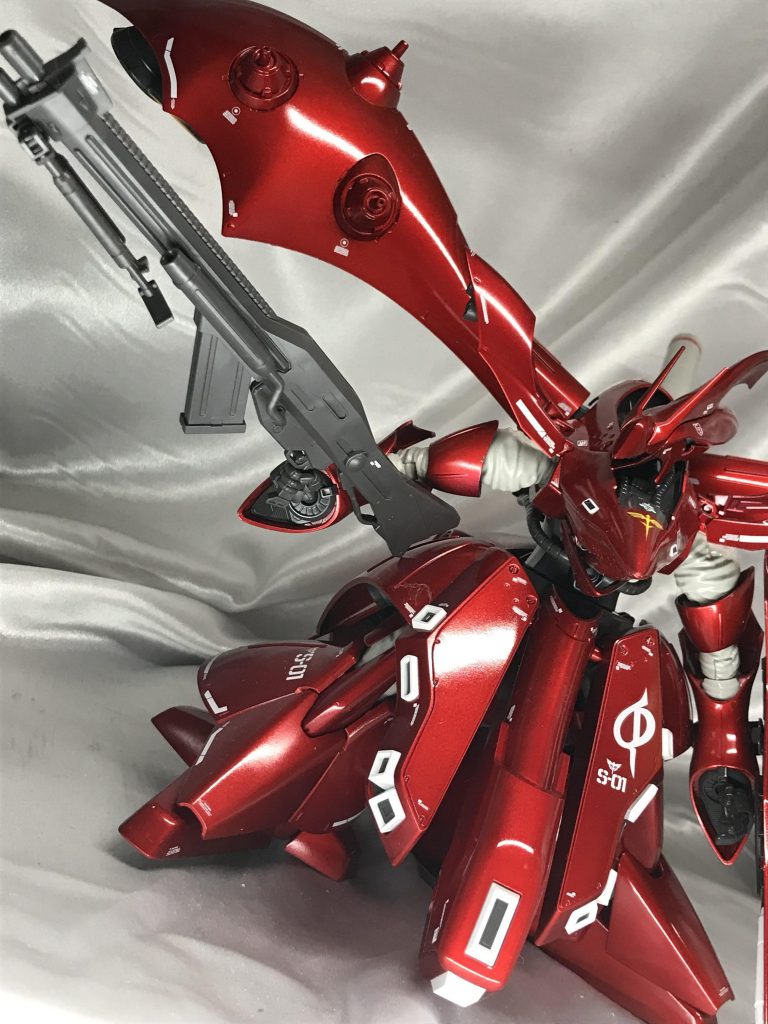 ライフルもちょっとデカール貼ったくらい。いかにも武器持ちにくそうな図体ですが、これがめちゃ持たせやすい。何かの雑誌の付録のロングライフル余ってたら持たせたかった…