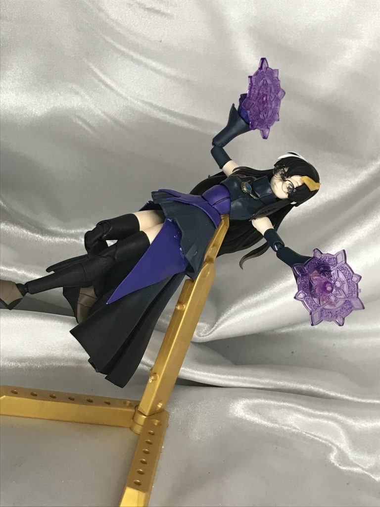 一人目と違って黒いカラー、眼鏡にペンダントと色々小物もつけました。ロングスカートは前半分を切って他のパーツを差し込みました。