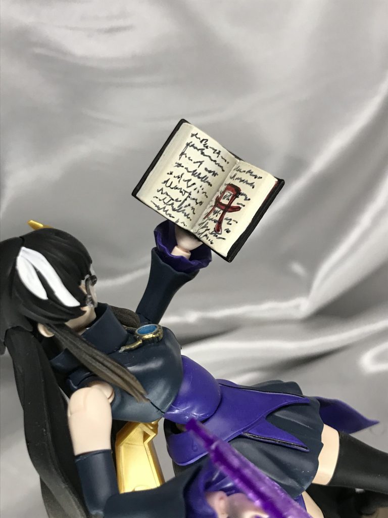 手持ちは魔法陣のほかに禁書ダークホールド。思いっきり手書きです。