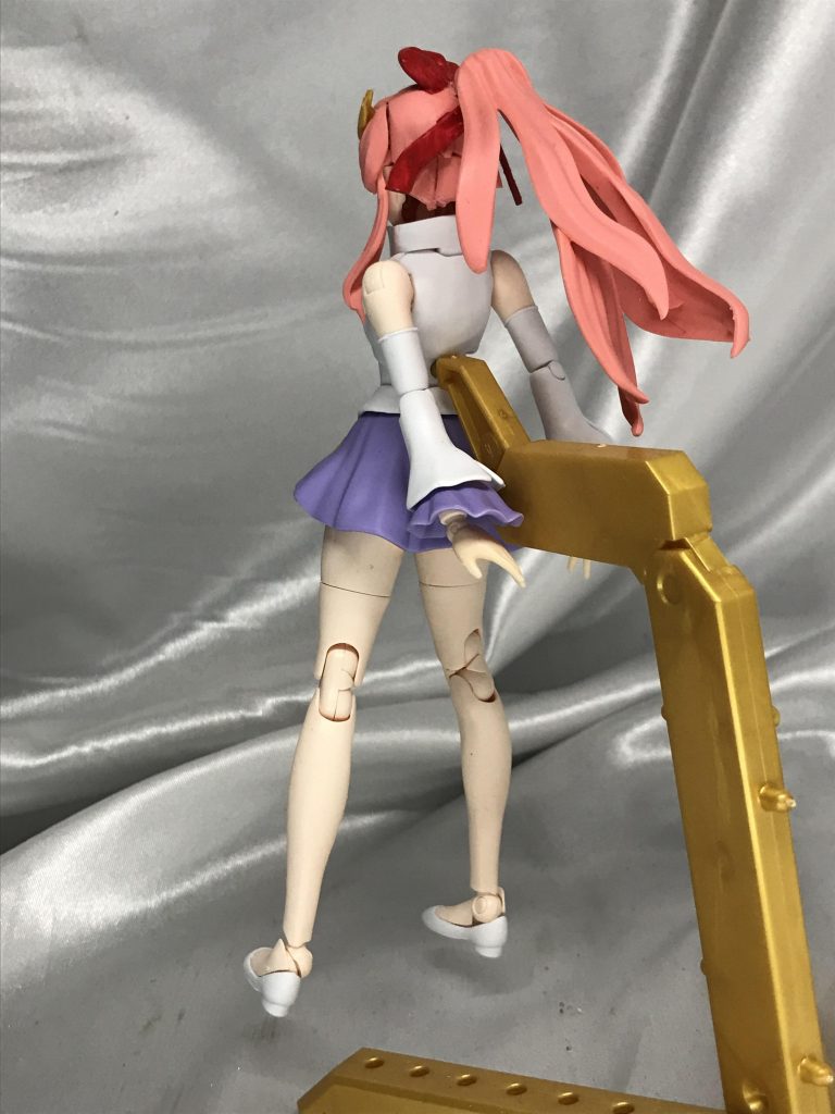 バチバチに見えるミニスカートですが、そこがまたヨシ。後ろから見ると足首の可動が本当に面白いですよね。