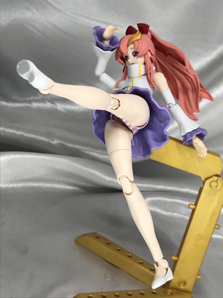 スカートが尋常な短さではないので蹴りが決まります。めちゃくそ見えますが、この際気にしない。