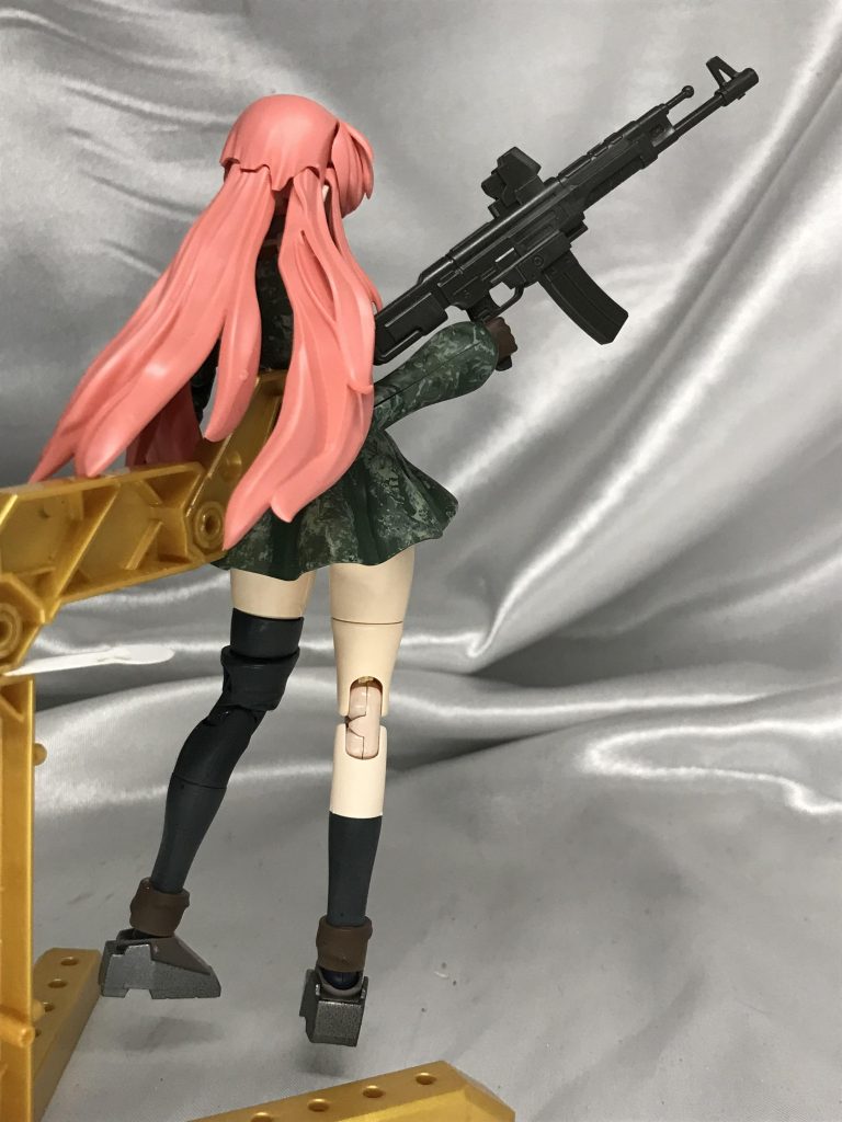 頭は全く変えていません。スカートなどの迷彩はラップ塗装で作りました。足はアヤメ、足首はナミさんから。