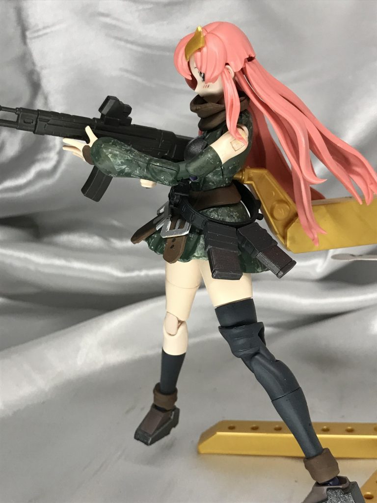 腕もアヤメさんから、胴体は襟のパーツを切り飛ばしてアヤメさんのスカーフに換装しました。ダイバーアヤメは上半身ほぼ二人分はいってるから助かります。腰の予備マガジンは他社の武器セットから。