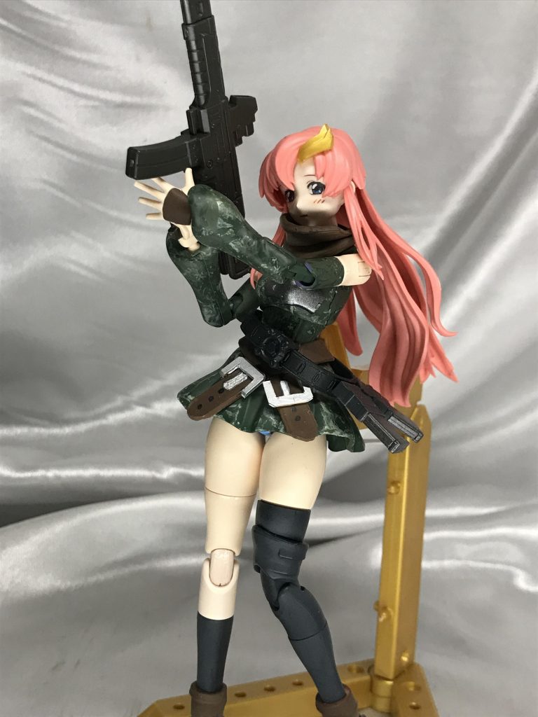 勇ましい装備のわりに、表情は頼りなさげにしました。