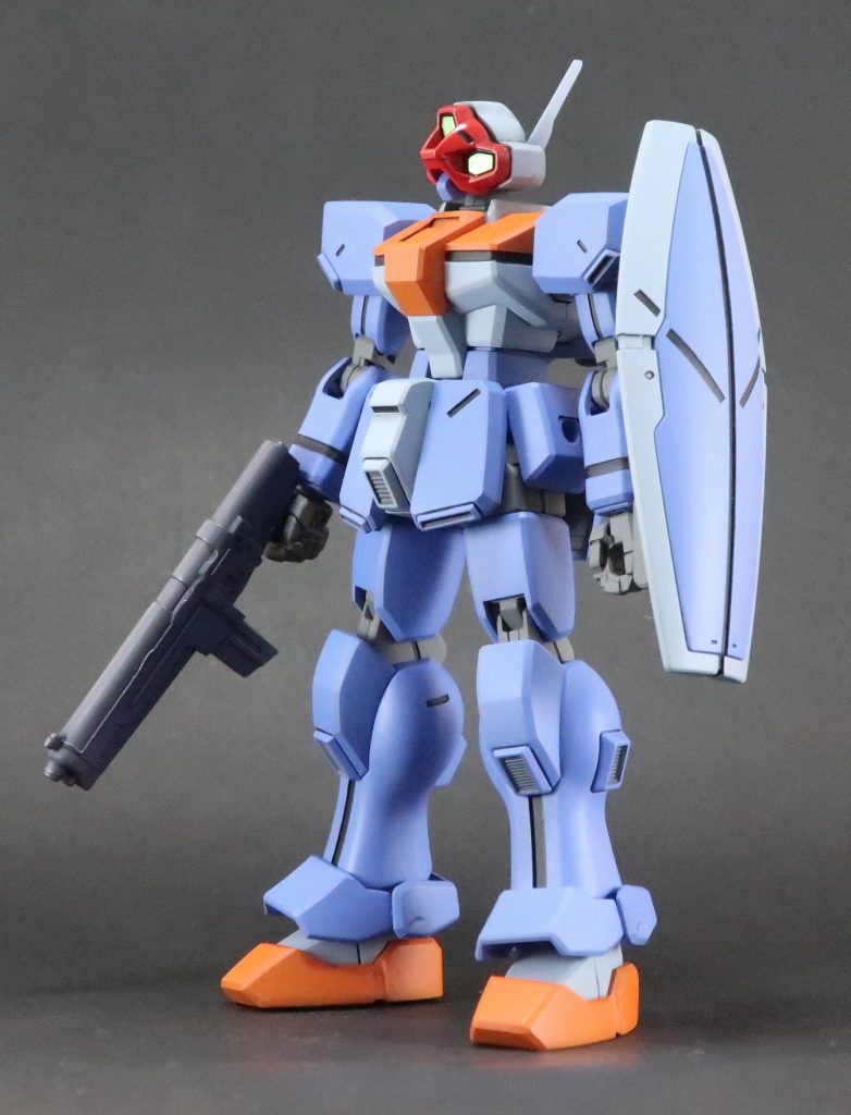 この機体には頭頂部が上に伸び、後頭部のアンテナが2本になったドートレスコマンド(指揮官型)と、バックパックに大砲を背負ったドートレスウェポン(装備強化型)といったバリエーションがあるようです。