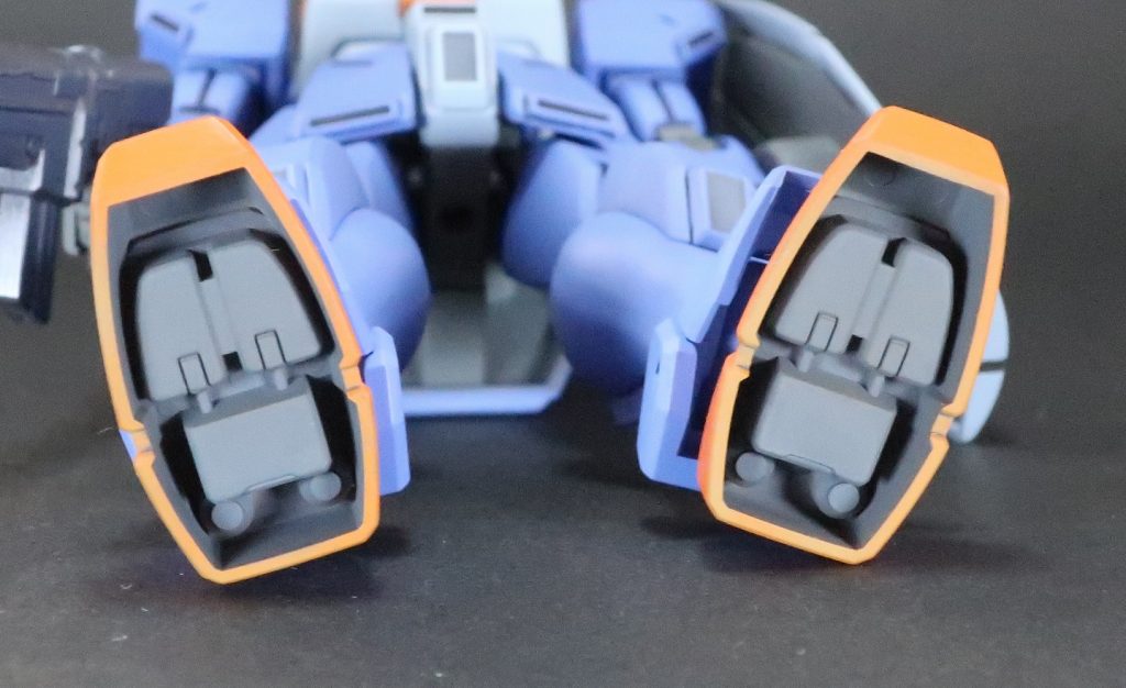 最後の残念点その4、足裏肉抜きなんてレベルじゃない、よく分からない造形になってます。あまりに酷いのであえてそのままにしました。