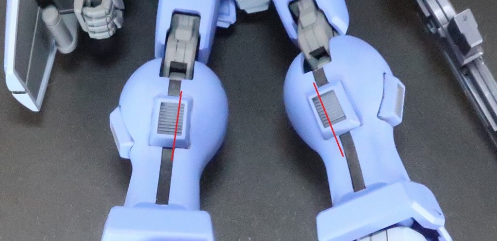 残念点その3、スネの分割ふくらはぎ裏のダクトの端から4分の1くらいの位置に(赤い線の所)合わせ目があります。綺麗に処理するならくりぬいた方がたぶん早くて楽です。自分は諦めました…